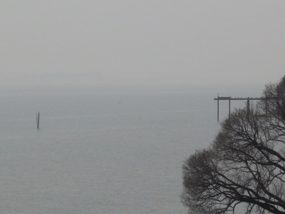 琵琶湖大橋西詰めから眺めた南湖はPM2.5で遠くの景色が霞んで烏丸半島より向こうが見えません（3月25日11時頃）