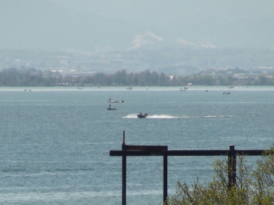 今日は視界が晴れて烏丸半島〜下物沖で釣り中のボートが琵琶湖大橋西詰めからよく見えました（4月17日10時40分頃）