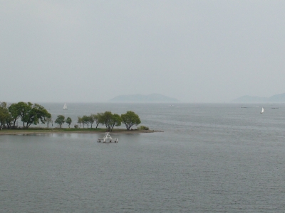 琵琶湖大橋西詰めから眺めた北湖はPM2.5で遠くの景色が霞んで見えません（4月23日11時20分頃）