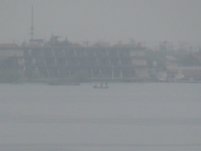 日曜日の琵琶湖は朝から雨になりました。琵琶湖大橋西詰めから眺めた南湖は視界が悪くて対岸が薄ぼんやり見えるぐらいです（4月24日9時30分頃）