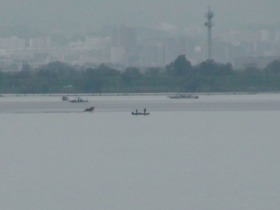 赤野井沖で1隻だけ釣り中のボート。背後には藻刈り中の漁船が見えてます（4月26日8時頃）
