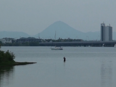 穏やかな曇り空の琵琶湖。真野川河口で立ち込み釣りのアングラーが1人だけがんばってます（5月20日11時10分頃）