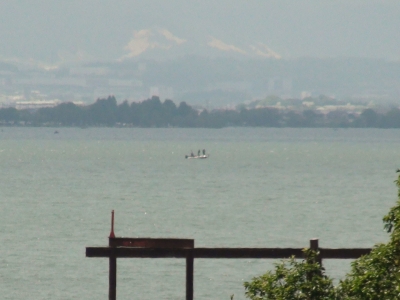 琵琶湖大橋西詰めから眺めた南湖。山ノ下湾沖は南西の風で白波が立ってます（5月28日10時30分頃）