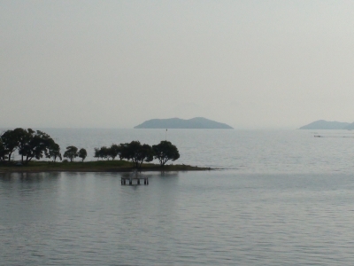 琵琶湖大橋西詰めから眺めた北湖は曇天微風のベタナギです（6月5日7時30分頃）