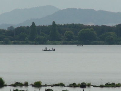 木浜ネコ耳沖で釣り中のボート。山ノ下湾から眺めた琵琶湖南湖は曇天軽風の穏やかないい天気です（6月13日9時50分頃）