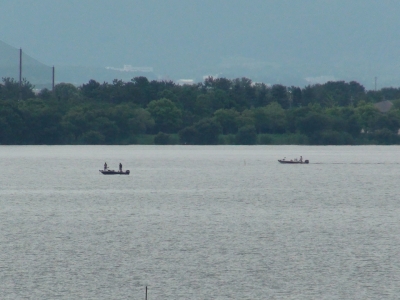 琵琶湖大橋西詰めから眺めた南湖は曇天微風のベタナギですが釣り中のボートは数隻見えるだけでガランガランのガラ空きです（7月6日10時20分頃）