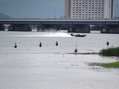 日曜日の真野川河口は昼近くまで立ち込み釣りのアングラーで賑わってます（7月10日10時50分頃）