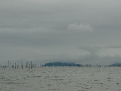 雨の止み間の琵琶湖北湖は北寄りの軽風で穏やか。北から軽いウネリが来てます（9月9日9時30分頃）