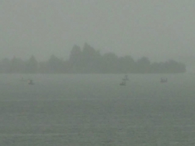 木浜5号水路沖で釣り中のボート。雨が降って視界がぼやけてよく見えません!!（9月18日9時30分頃）