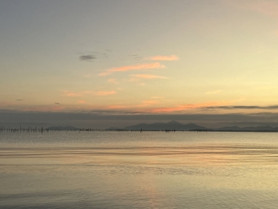 真野浜から眺めた琵琶湖北湖の夜明け。3連休明けも秋晴れのいい天気が続いてます（9月26日5時30分頃）