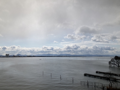琵琶湖大橋西詰めから眺めた南湖。この頃まではあまり風が強くなくて釣り可能だったんですが･･･（3月6日10時頃）
