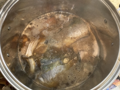 大きめの鍋に敷き詰めて炊きます。炊き始めに出てくるアクをていねいに取るのが美味しく仕上げるコツです