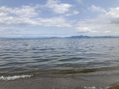 真野浜から眺めた琵琶湖北湖は曇天軽風の釣り日和。午後はよく晴れていい天気になりました（4月22日11時10分頃）