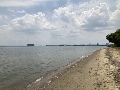 真野浜から眺めた琵琶湖北湖。東の空に夏っぽい雲がモクモクと湧いてます（5月25日11時頃）