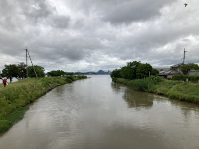 増水した真野川から泥濁りの水が蕩々と琵琶湖に流れ込んでます（6月6日13時10分頃）