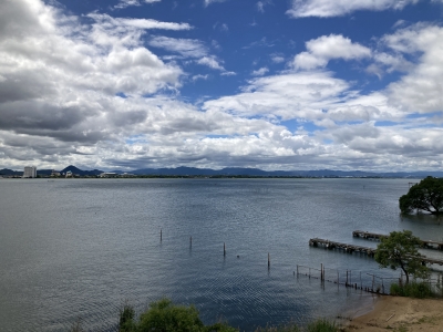 琵琶湖大橋西詰めから南湖は晴れ間が見える曇り空でやや強い西風。湖上はボートが少なくてガラ空きです（6月7日9時30分頃）