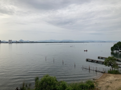 琵琶湖大橋西詰めから眺めた雨前の南湖は曇天微風のベタナギ。赤野井沖以南にたくさんのボートが見えてます（6月11日7時頃）