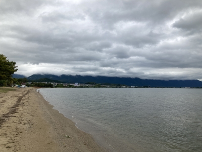 真野浜から眺めた琵琶湖北湖。昼前の雨が止んで曇天軽風の穏やかな天気です（6月15日11時45分頃）