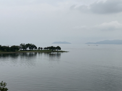琵琶湖大橋西詰めから眺めた北湖は曇天微風のベタナギです（7月15日10時頃）