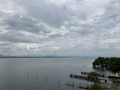 琵琶湖大橋西詰めから眺めた南湖はどんよりとした曇り空から午後は激しい雷雨になりました（8月4日10時40分頃）
