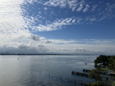 琵琶湖大橋西詰めから眺めた南湖は晴天微風のベタナギ。湖上はボートが増えてよく賑わってます（9月10日8時30分頃）