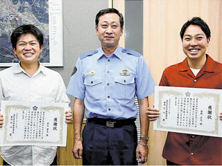 警察から感謝状を贈られたと児玉博志さん（左）と若野広大さん