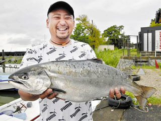 琵琶湖で漁獲された72cm、4.8kgのビワマス