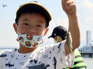 大津港の駆除大会で釣れた魚の写真がなぜか小さなバス･･･（笑）