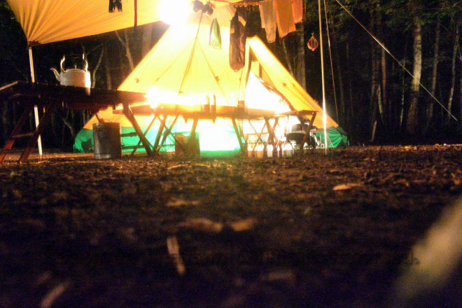何がなんでもキャンプだし RFK ライジングフィールド軽井沢 デザインリコ ガレージブランド テーブル オイルステイン ワトコオイル リノベート 白糸の滝 ライトアップ