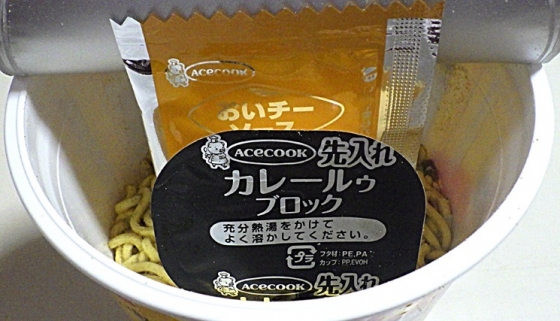 3/28発売 濃い味好きのための　濃厚チーズカレー味ラーメン（内容物）