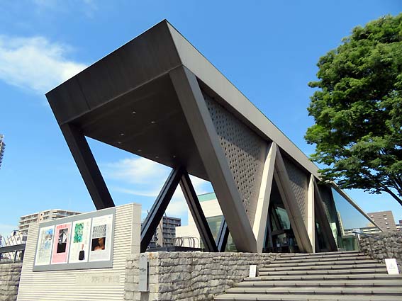 東京都現代美術館入り口の構造物