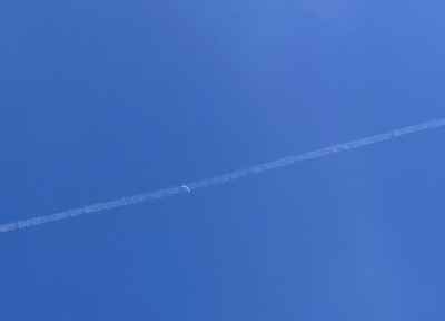 2022新潟飛行機雲と月