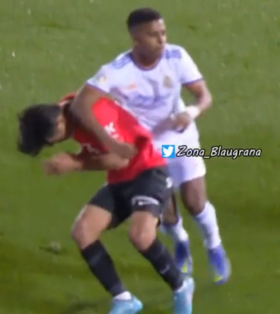 Rodrygo elbowing Kubo in the back of the head