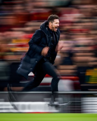 Manchester United fans throwing bottles at Simeone
