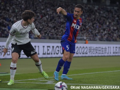 Yuto Nagatomo (FC Tokyo) steals the ball back from Bojan Krkic (Vissel Kobe)