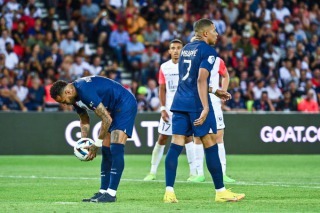 Neymar refusing Mbappe the second penalty after he missed the first one