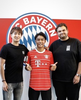 Bayern Munich have signed 18-year-old Japanese midfielder Taichi Fukui from Sagan Tosu