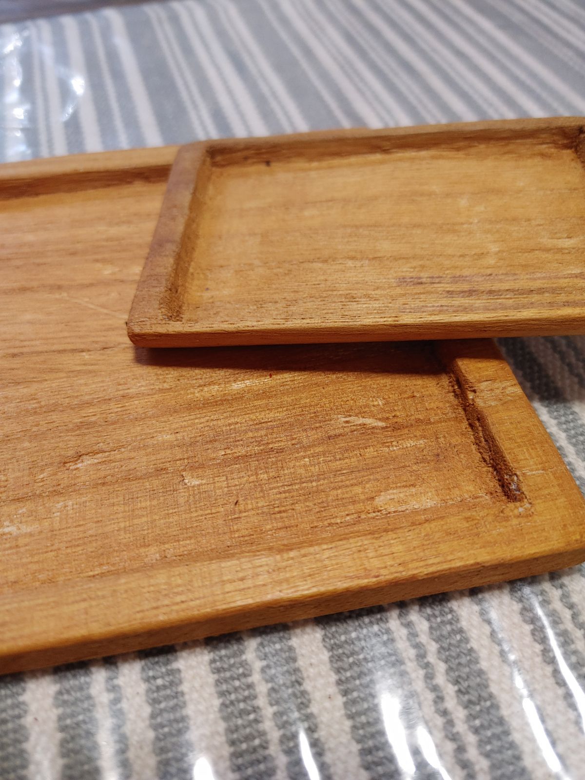 自作の木製のお皿　100円ショップの板の端材を彫ってみた。