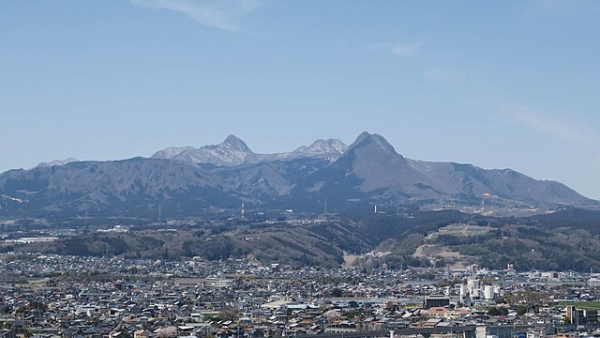Mount_Haruna_view_from_Hokkitsu_Onsen_Tachibana_no_sato_Shiroyama_(cropped).jpg