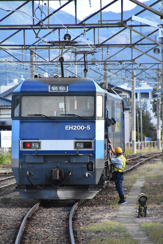 2022年10月4日撮影　南松本にて西線貨物6088ﾚ　EH200-5号機　無線機受け取り