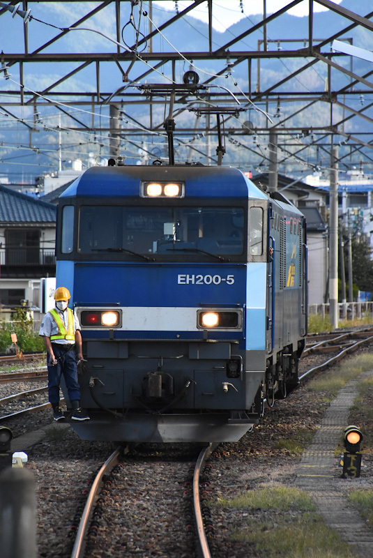 2022年10月4日撮影　南松本にて西線貨物6088ﾚ　EH200-5号機　機回し開始