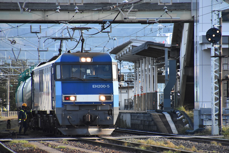 2022年10月4日撮影　南松本にて西線貨物6088ﾚ　EH200-5号機　緑タキ連結