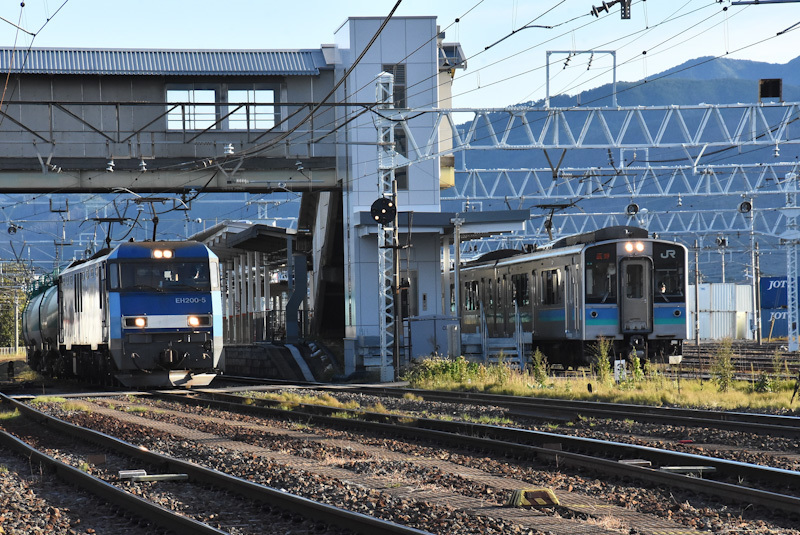 2022年10月4日撮影　南松本にて西線貨物6088ﾚ　EH200-5号機と辰野線E127系の並び