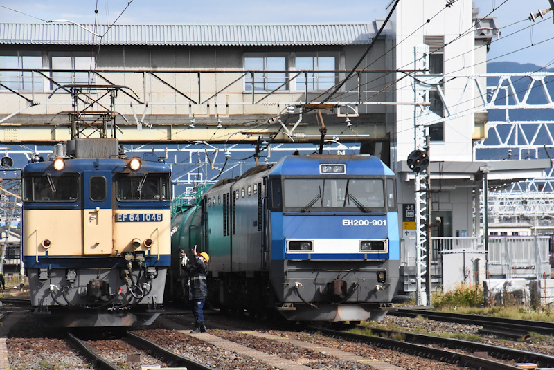 2022年10月22日撮影　西線貨物8084ﾚ　南松本にて　EH200-901号機との並び