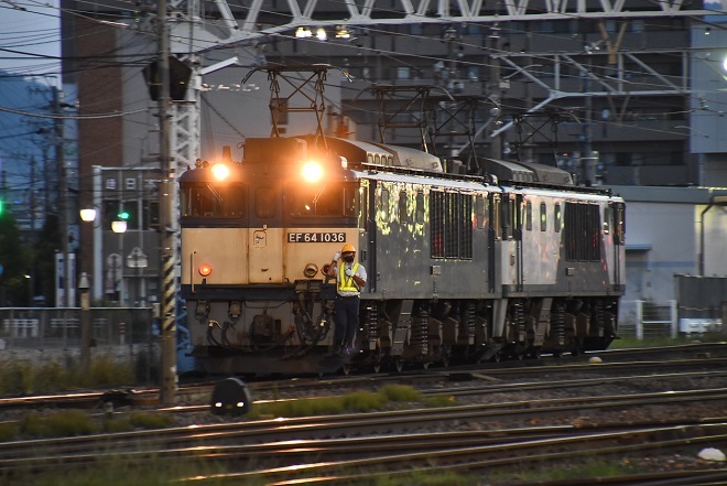 2022年8月27日撮影　南松本にて　西線貨物6089ﾚ　EF64重連機回し