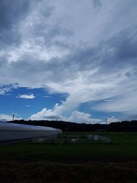 【写真】アランフィールド上に広がる不穏な雲空