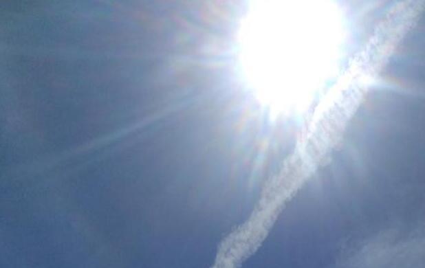 太陽と飛行機雲