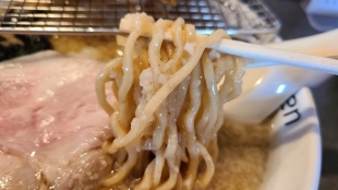 DAISENMON　唐揚げ背脂中華　麺