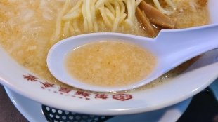 製麺屋食堂水原　背脂味噌ラーメン　スープ