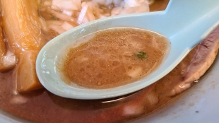 山岡家白根　煮干豚骨ラーメン　スープ
